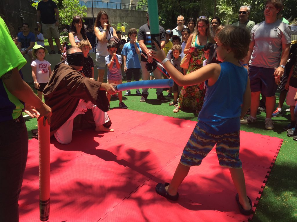 jediconbr's tweet photo. Padawan na oficina de sabre de luz #starwars #jedicon2015rj #jedicon https://t.co/DTZxDJzjN1