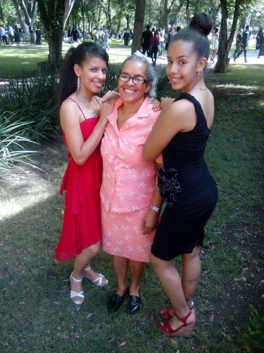 alondraeddybel1's tweet image. Con mi hermana y mi abuela😊
