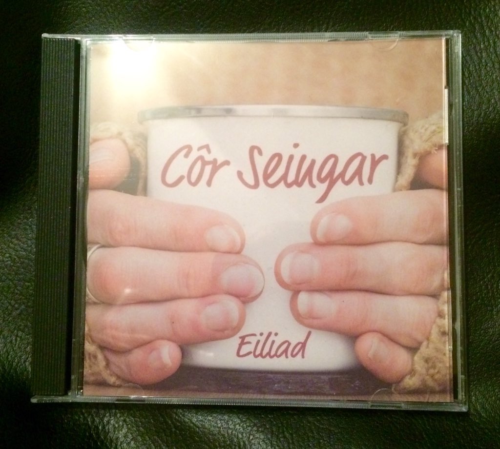 elinmairhowells's tweet photo. CD cyntaf @CorSeingar ar werth nawr 🎶🎹🎶 #CDSeingar #lansio #joio https://t.co/oWqV3Tum0F