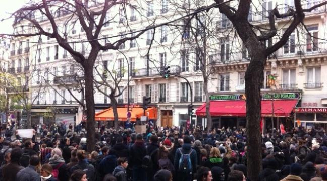 20Minutes's tweet photo. VIDEO. COP21: Echauffourées entre manifestants et CRS sur la Place de la République https://t.co/4335JBXxHu https://t.co/SqgX9D6tvR