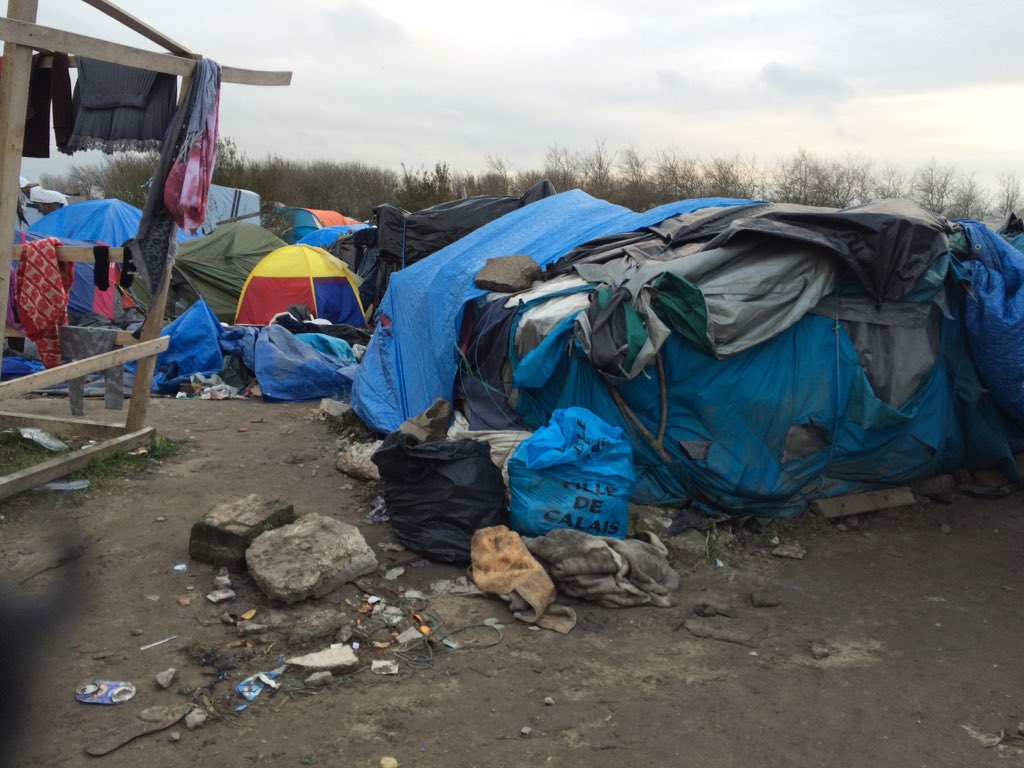 AlisonBeckwith's tweet image. People are living here, only 22miles from the UK.There's nothing right about this place.Heartbreaking #calaisjungle