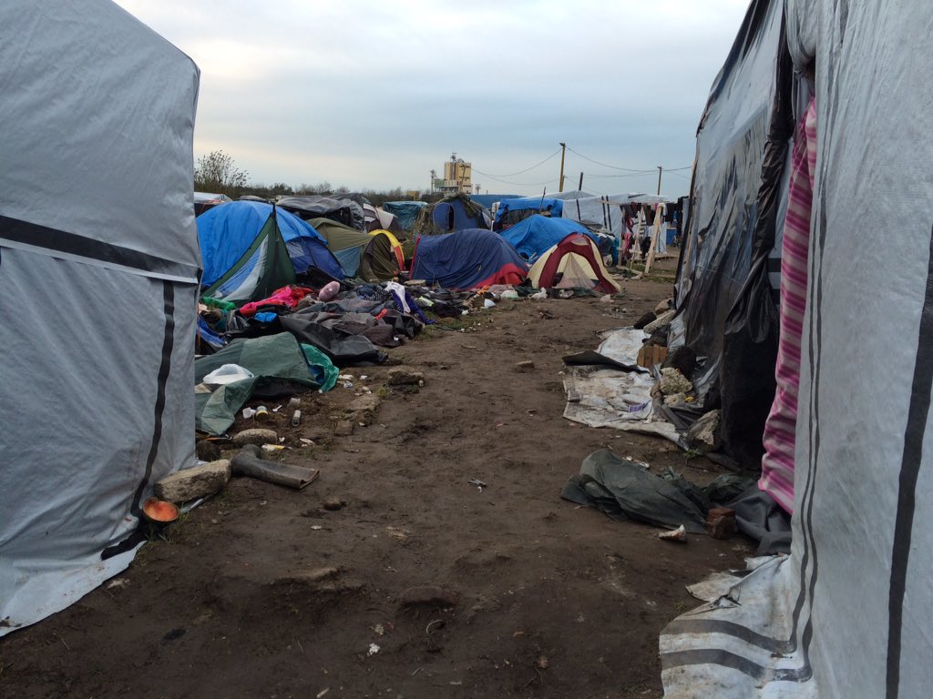 AlisonBeckwith's tweet image. People are living here, only 22miles from the UK.There's nothing right about this place.Heartbreaking #calaisjungle