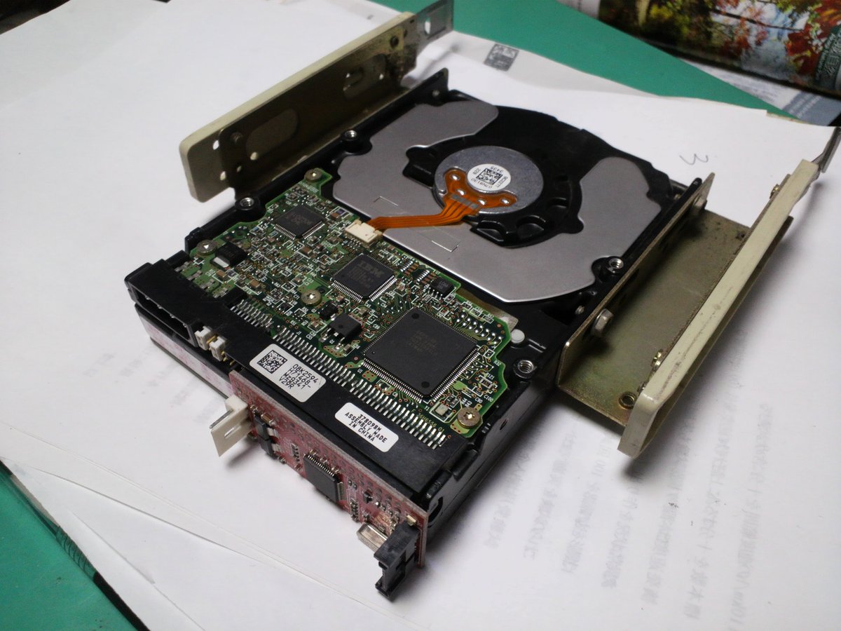 【二年前のツイートから】CD/DVDドライブを除くドライブをはずして起動させたらキーボードも認識するし…。 一台ずつ