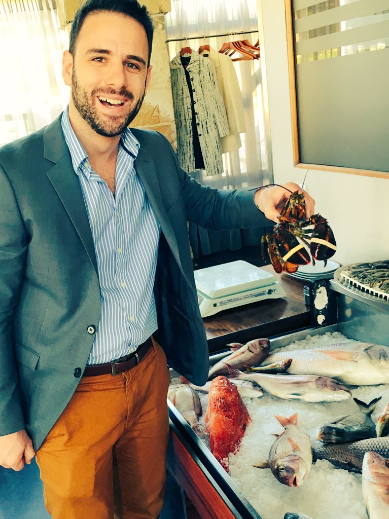 eddydeg's tweet photo. Delicious lunch right on the sea with bros and friends. #Fumia #SaMason https://t.co/m7ORBvhwg6