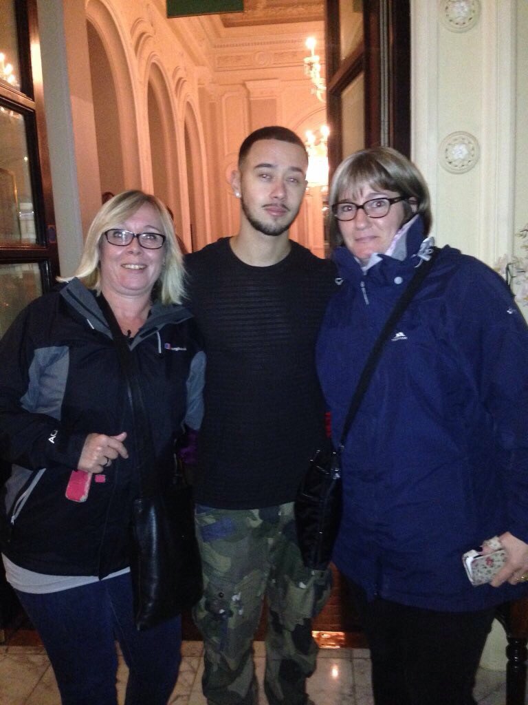 MasonNoiseDaily's tweet photo. Mason with fans last night (28). https://t.co/43YwsjPPie