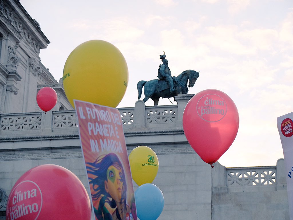julesvanderee's tweet photo. De Italiaanse variant op de #klimaatparade (en voor de vrede!): een hoop ballonnen en muziek. #rome https://t.co/JkSgM4R8d7