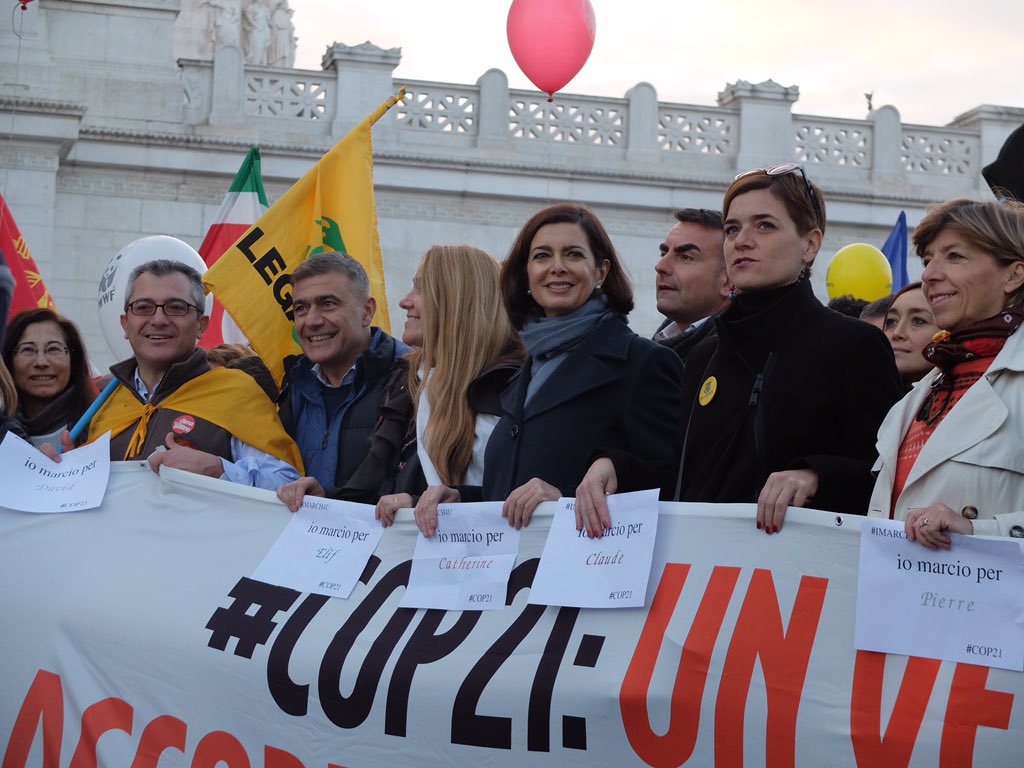 julesvanderee's tweet photo. In Rome geen relschoppers gezien, alleen maar nette, goedgeklede en lachende Italianen. #klimaattop #demonstratie https://t.co/fA6lydk9SG