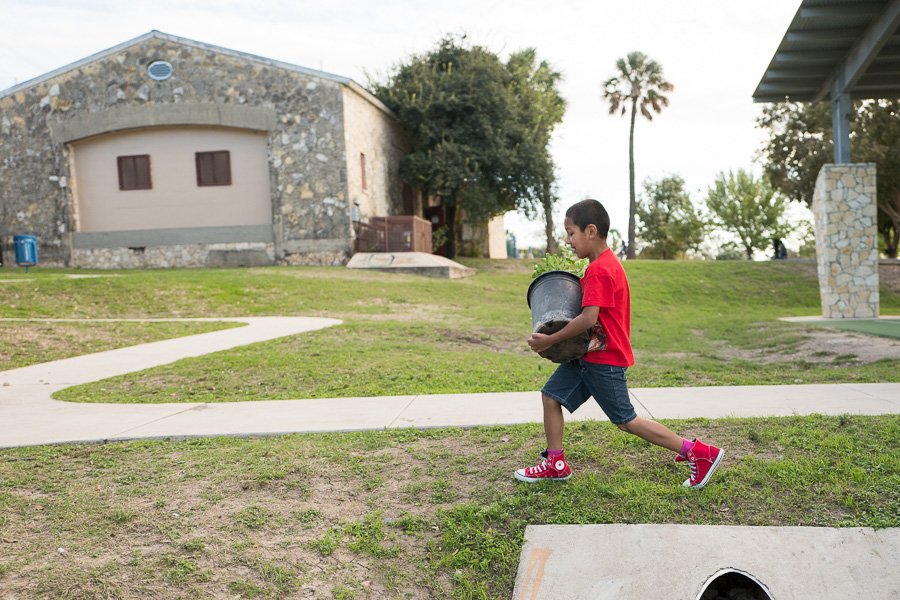 SAReport's tweet photo. @dignowityhill residents clean up parks, hope @COSAGOV will fund improvements in 2017 Bond https://t.co/8mRwb7SeMF https://t.co/r4OL8vSVcL
