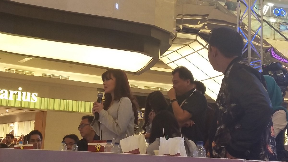 LippoMallKemang's tweet photo. This is shocking news. @Angel_ChiBi announcing that she is going to leave @Cherrybelleindo https://t.co/RRNvLKuOqI