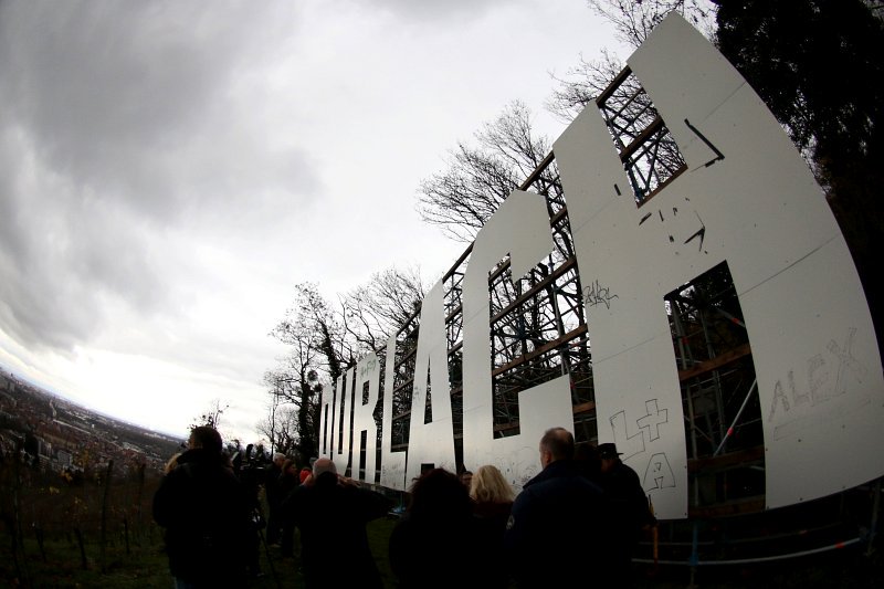 durlacher_de's tweet photo. Bye bye, #Durlywood Hills - Verabschiedung #Durlach-Schriftzug. https://t.co/12Qu6CbOU3 #KA300 #Karlsruhe @KA2015 https://t.co/GiDLJ0RmAh