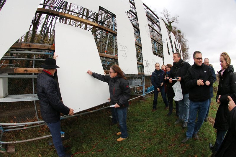 durlacher_de's tweet photo. Bye bye, #Durlywood Hills - Verabschiedung #Durlach-Schriftzug. https://t.co/12Qu6CbOU3 #KA300 #Karlsruhe @KA2015 https://t.co/GiDLJ0RmAh