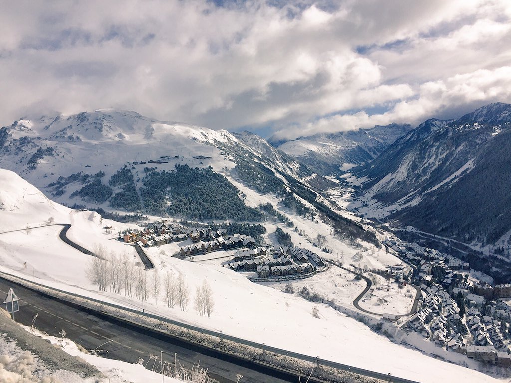 baqueira_beret's tweet photo. Cota 1800: 30cm, 2500: 40/45cm de #nieve en #baqueiraberet ¡La #temporada1516 ya está aquí! https://t.co/xyzib96VOF