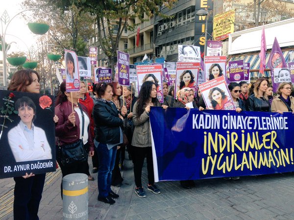 KadinCinayeti's tweet photo. TTB öldürülen Dr.Aynur Dağdemir ve tüm diğer kadınlar için Ankara'da Platformumuzla yürüyor #KadınlarYürüyor https://t.co/ErOrGhfUhf