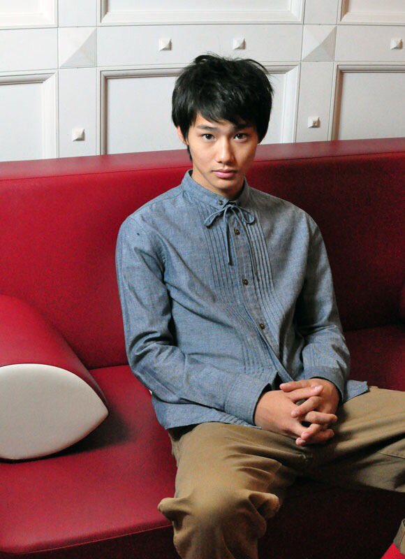 no_6_r3's tweet photo. クリスマスの時期になりましたね
野村周平です恋仲のイメージでクールに見られがちですが全然そんなことないです。本人意識の高い方のみ迎えにいかせてもらいます
ちょっとイケメンな僕ですがよろしくお願いします笑 
#リツイートした人フォロー https://t.co/jUeMzO9CLQ
