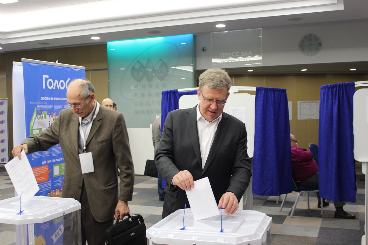 golosinfo's tweet photo. "Живой избирательный участок" #civilforum посетил Алексей Кудрин. И проголосовал. https://t.co/qHjVuEjv8c