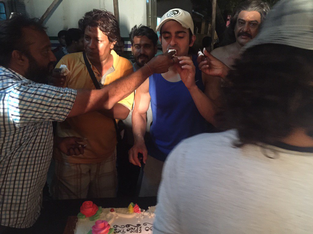 gautam_rode's tweet photo. 100 episodes of suryaputra Karn complete😇.. Celebrating with cast n crew 😇😇 @SonyTV https://t.co/yJBnbfq4DY