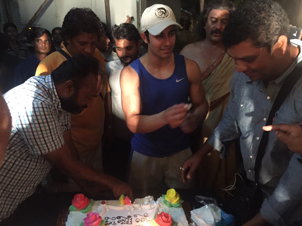 gautam_rode's tweet photo. 100 episodes of suryaputra Karn complete😇.. Celebrating with cast n crew 😇😇 @SonyTV https://t.co/yJBnbfq4DY