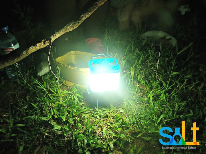 Aisa Mijeno nyalakan lampu LED dengan dua sendok makan garam di dalam segelas air. ow.ly/US8pK