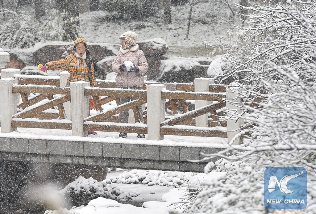 XHNews's tweet photo. Have fun in the snow white world! Heavy snowfall hit a vast area of north China on Sunday https://t.co/QoNlg0Al0L