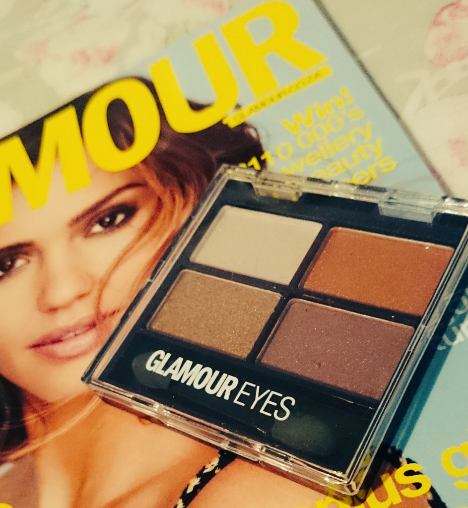 BeautyPoliceSA's tweet photo. Absolutely loving the eyeshadow quad from @GLAMOUR_sa which comes in the December issue 😍👌 https://t.co/xs0EvfArZE