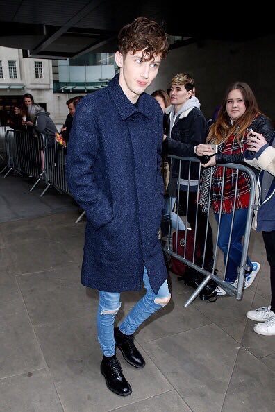 rgionaltruce's tweet photo. RT to make our boy Troye win this #TroyeFeels 💫💙 https://t.co/AJNIPRWVxg