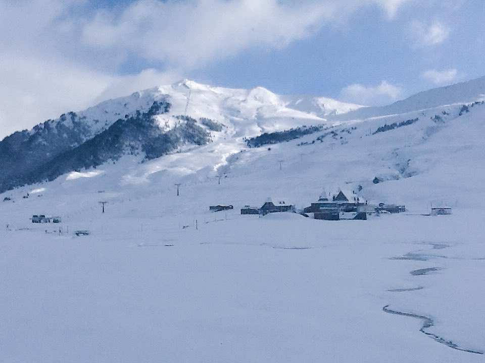 baqueira_beret's tweet photo. ¡Buenísimos días blancos amig@s! Nos despertamos con más de 30cm de #nieve en #baqueiraberet #FelizDomingo https://t.co/y2mHT3jgKM