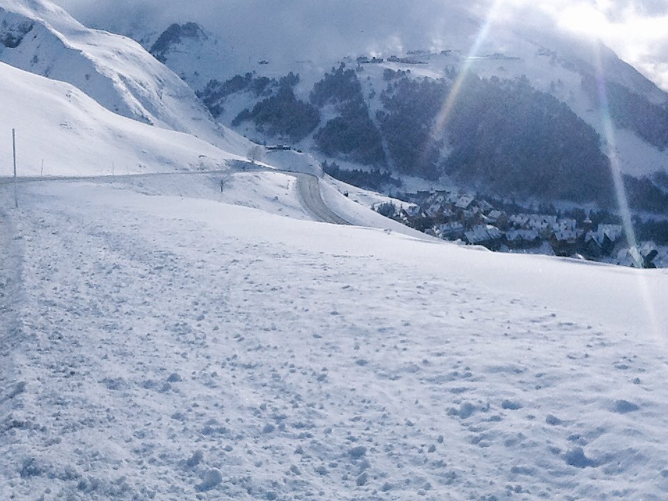 baqueira_beret's tweet photo. ¡Buenísimos días blancos amig@s! Nos despertamos con más de 30cm de #nieve en #baqueiraberet #FelizDomingo https://t.co/y2mHT3jgKM