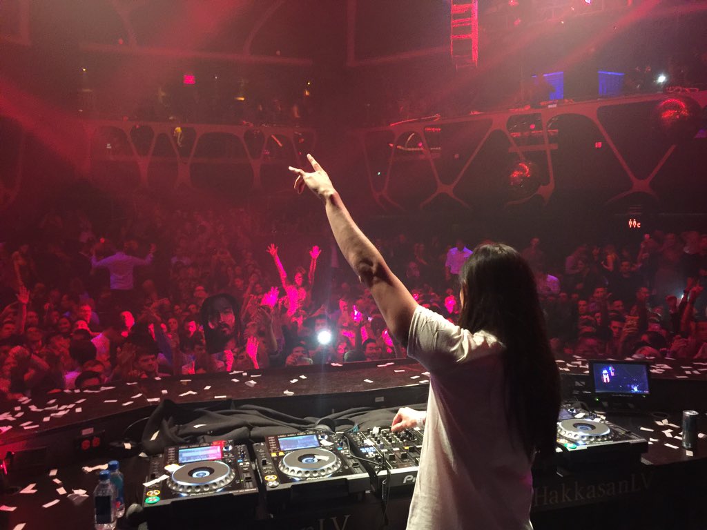 My birthday celebrations are underway at @HakkasanLV!! Las Vegas, who's ready for some Birthday CAKE!! 🎂 https://t.co/TtmIS2ehwM