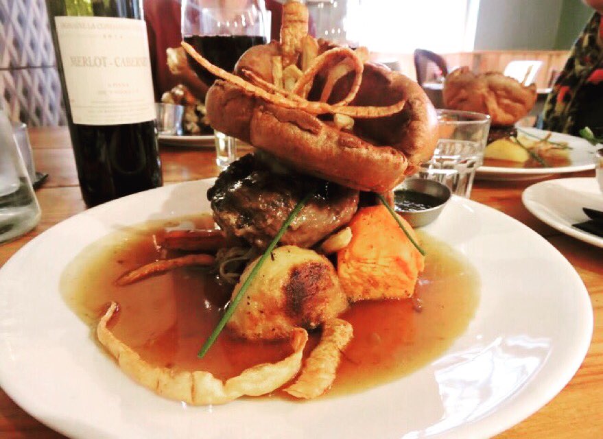 YoungsPubs's tweet photo. Sunday @YoungsPubs @YoungsHotels @YoungsBeers This is how we roll... #WinterWarmer #OpenFire #SundayRoast #GoodPud https://t.co/nGOx1ymOko