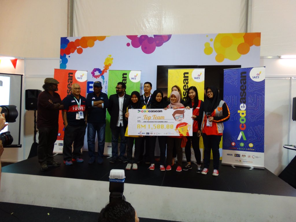 eslweb's tweet photo. The girls won! #codeASEAN Thanks @katerussell for an inspirational message! #1aes2015 https://t.co/KPO2md1AkM