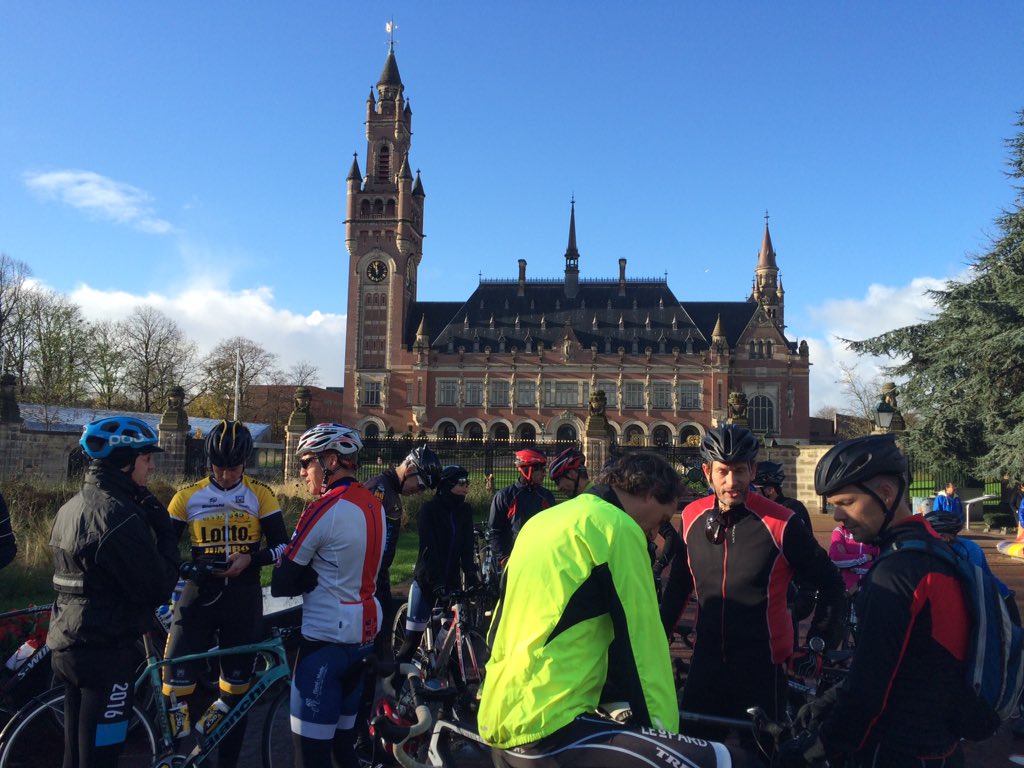 Ride4PeaceNL's tweet photo. Mooie opkomst voor de @Ride4PeaceNL met oa @RichardPlugge van @LottoJumbo_road https://t.co/eR2qjloPVw