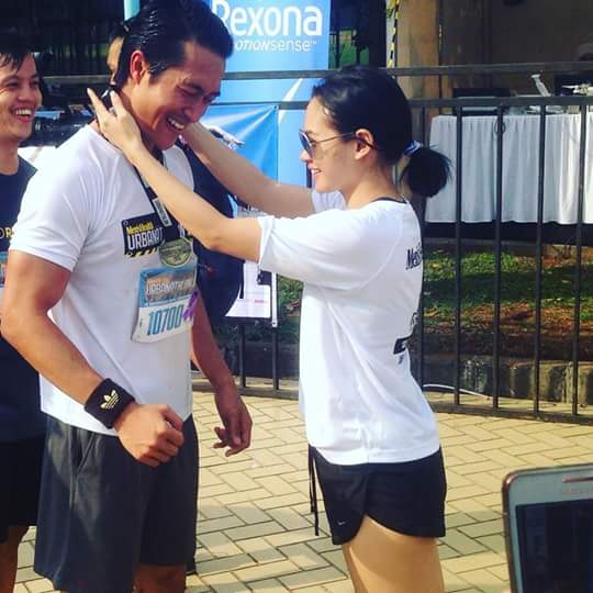 menslifeid's tweet photo. @andienaisyah BA @rexona_id #MotionSense kalungkan medali kpd @rinov_ade finalis #BOC2015 #MHIurbanathlon2015 https://t.co/T9op6nMMnN
