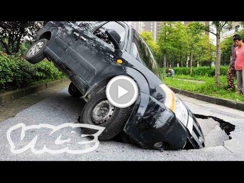 BitcoinThunder's tweet image. Florida Sinkholes are Swallowing Cars: America's Water Crisis (Part 2/3) bitclub.staged.com/uxPp