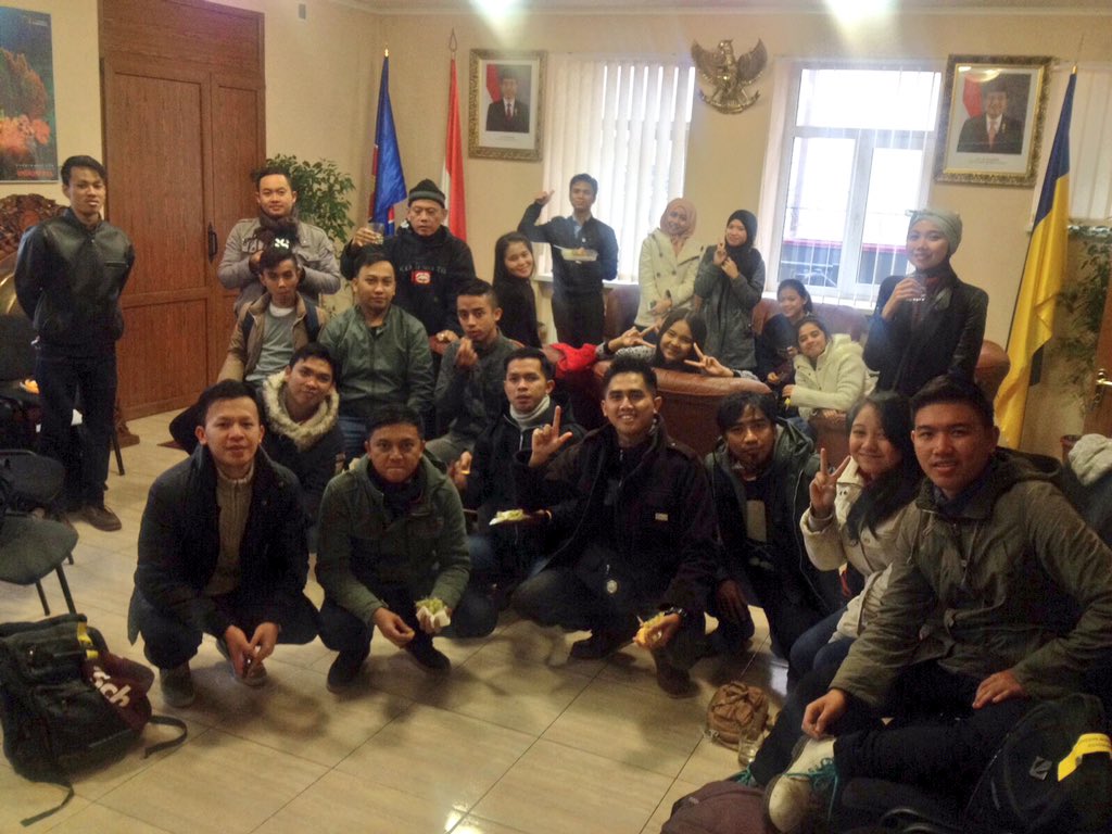 angklungudjo's tweet photo. Tim baru saja tiba di KBRI Kiev, Ukraine, dan disambut hangat oleh pihak sana. #AngklungPride5 #UDJO https://t.co/z0cIBuSQKF