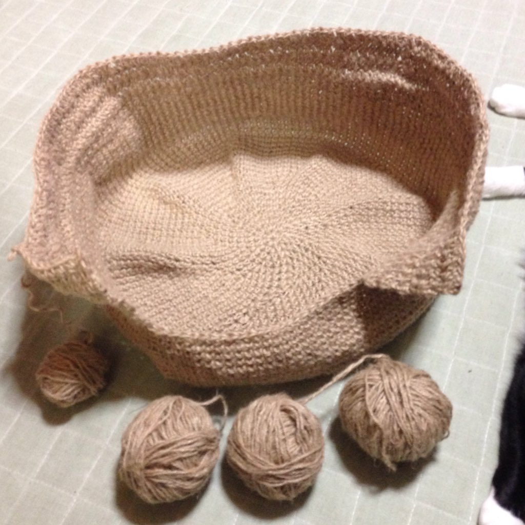 Kuroko A Twitter 麻紐で猫ちぐら作製してるんだが 屋根部分まで来て編み方がおかしいことに気付き 編み直しの為これだけ解くことに T Co Kchal5lyrk