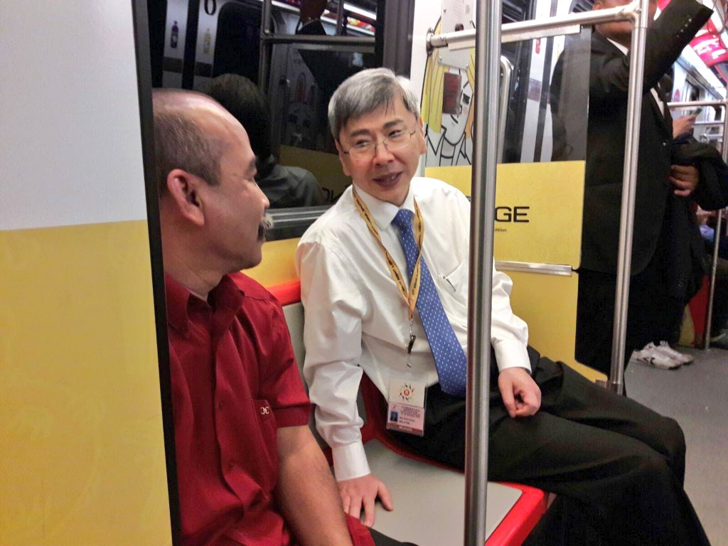 aifadhli87's tweet photo. Dato Mah took LRT to avoid roads closure. This was not crafted for political millage. A humble &amp; practical minister. https://t.co/CZ6rkWDguY