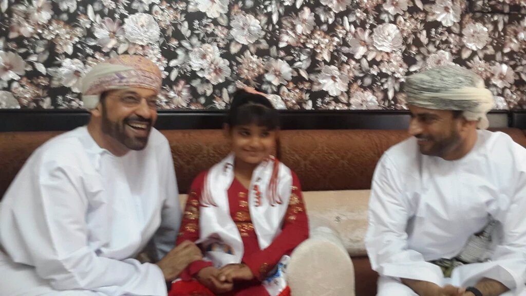 ONN_1's tweet photo. وزير الداخلية يزور الطفلة التي منعت من المشاركة في حفل #مسندم الطلابي بسبب ضيق ملابس العرض عليها. (عن @arifalshehhi) https://t.co/KyYFpnnR9j