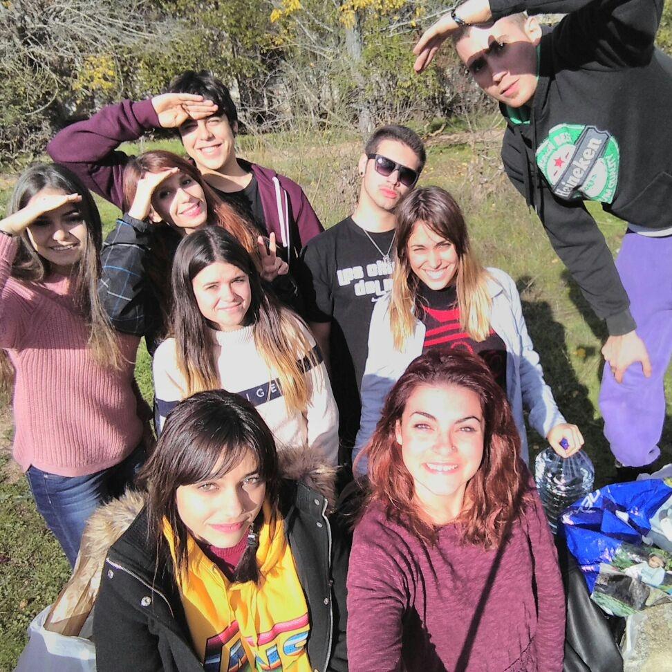 zelu__sky's tweet photo. Exploradores y recolectores de setas https://t.co/eINtDLQyTu