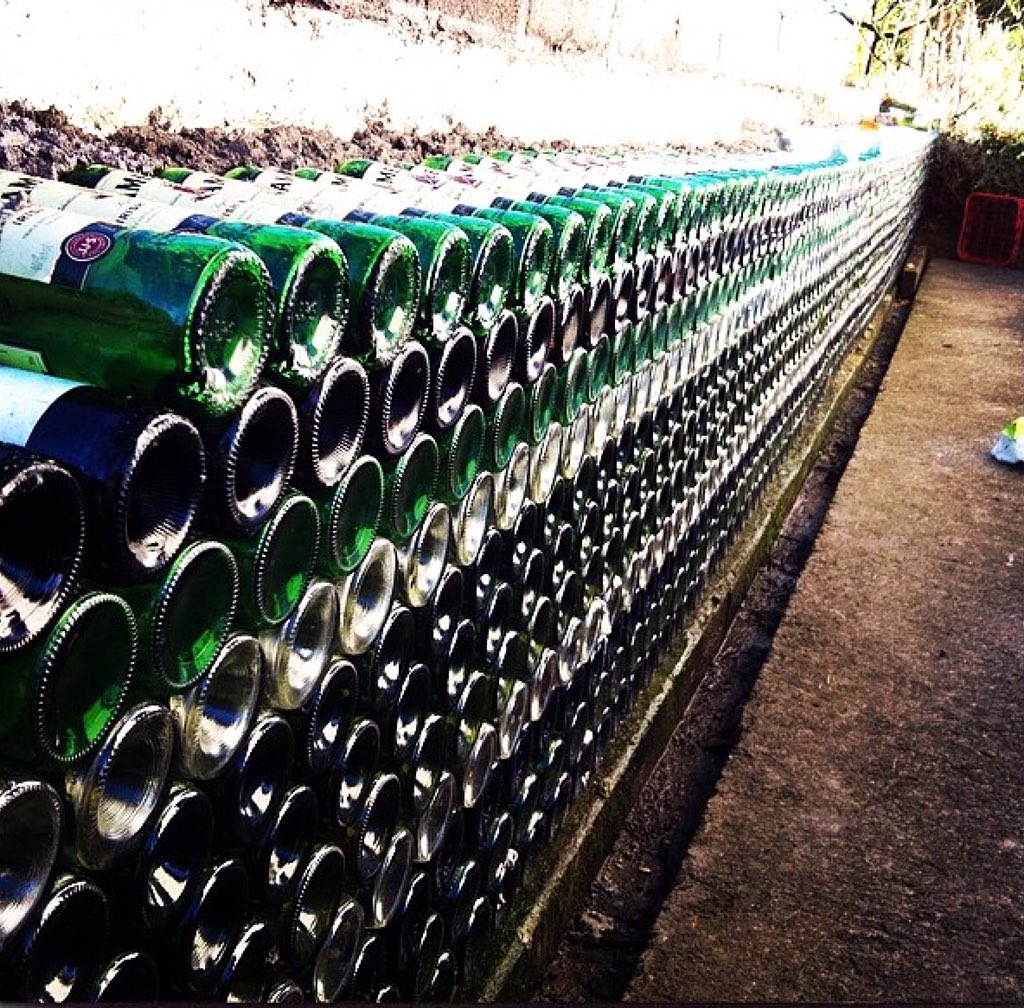 #Creative ! #wine bottles used to build a retaining wall <a href="/winewankers/">The Wine Wankers 🍾🤛🎉🥂</a> <a href="/JMiquelWine/">Julien Miquel #Wine</a> <a href="/MrScottEddy/">Scott Eddy ✈️</a> <a href="/MacCocktail/">MacCocktail (@MacCocktail.bsky.social)</a> #DIY