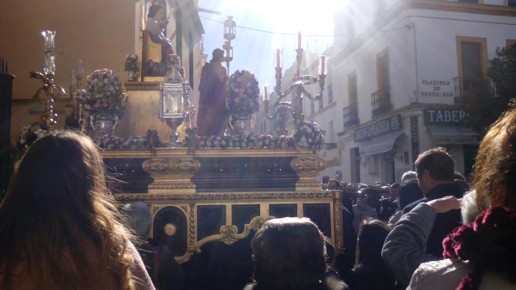 jesuita30's tweet photo. Salida cristo rey desde santa Ana https://t.co/4vwZa4I22m