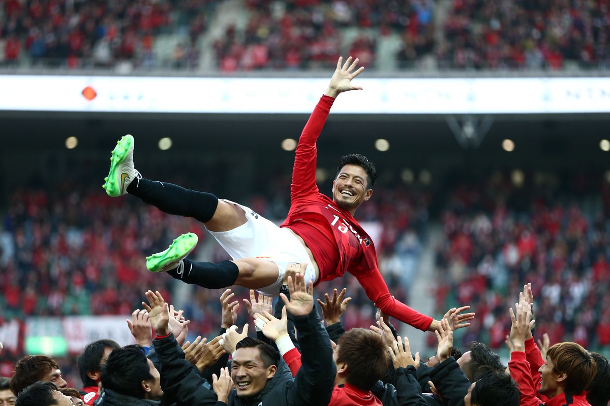REDSOFFICIAL's tweet photo. 試合後の場内一周のあと、仲間に胴上げをされる鈴木啓太。セレモニーでは、浦和レッズへの愛と16年間の感謝の想いを伝えた。 #2015act #lgts #urawareds #浦和レッズ https://t.co/o1FUbhW4jU