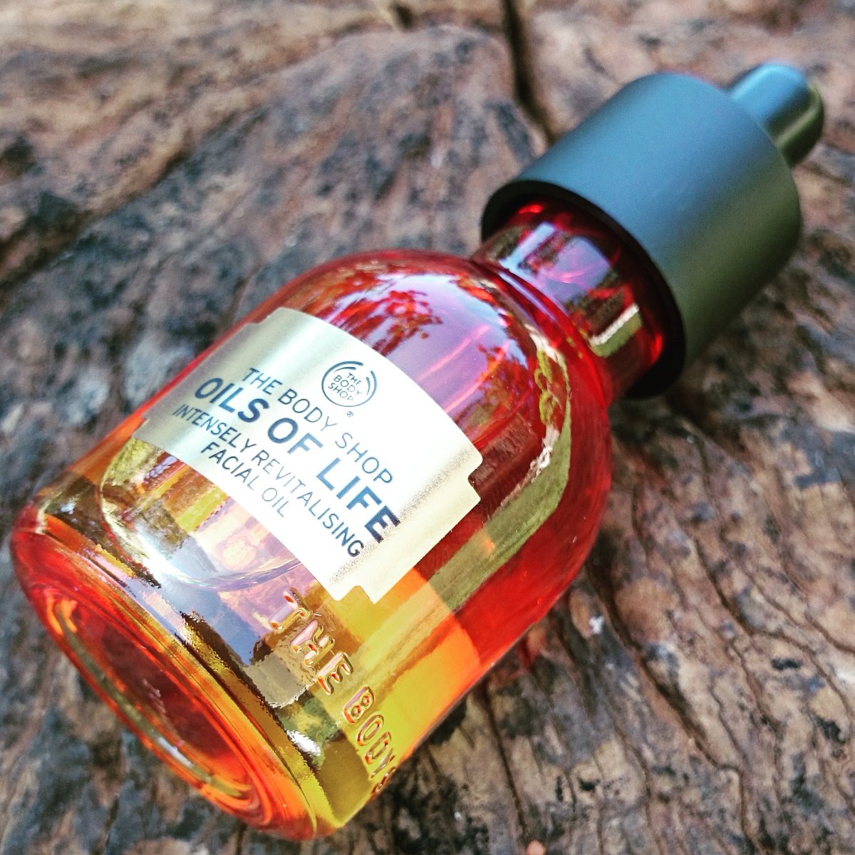 BeautyPoliceSA's tweet photo. Currently testing @TheBodyShopSA Oil of Life: Intensely Revitalising Facial Oil 😍 So far, the results are amazing 👌👌 https://t.co/Wlu068RSTb