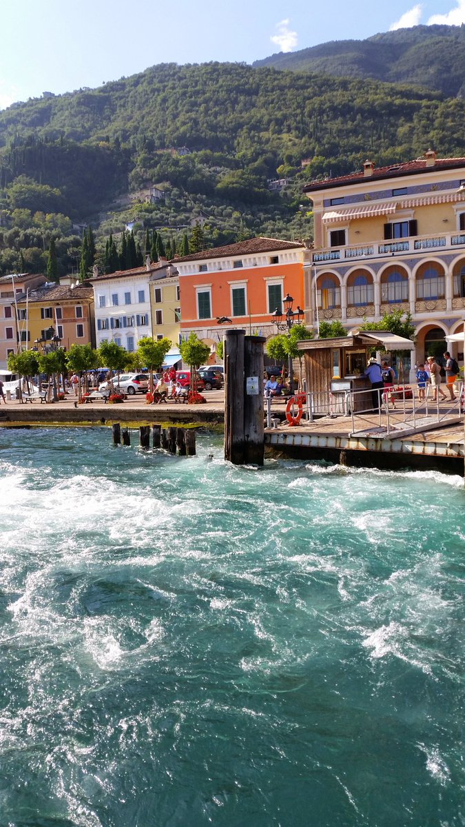 lellavr55's tweet photo. #buonadomenica Buona Domenica. Lodevole iniziativa. É  una foto di Gargnano sul Lago di Garda. https://t.co/y2TKjiUzGy
