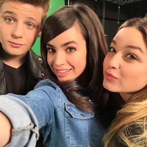 AnaGomez005's tweet photo. Desde que el distino te poso en mi camino solo existiras tu @SofiaCarson @CalumHeaslip1 https://t.co/stucLsoQ0E