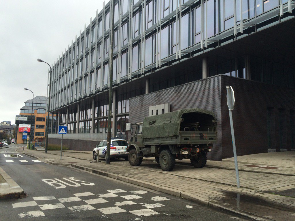 Armée et police fédérale devant #rtlhouse <a href="/rtlinfo/">RTL info</a> 1771