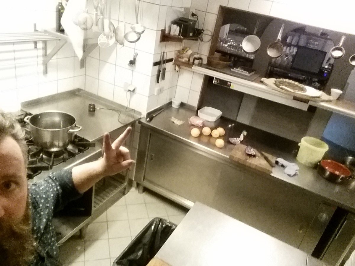 MadFarsmad's tweet photo. klargøring til årets jule vinsmagning #madfar #gmvin15 #gastromand https://t.co/n6LGAFcW6G