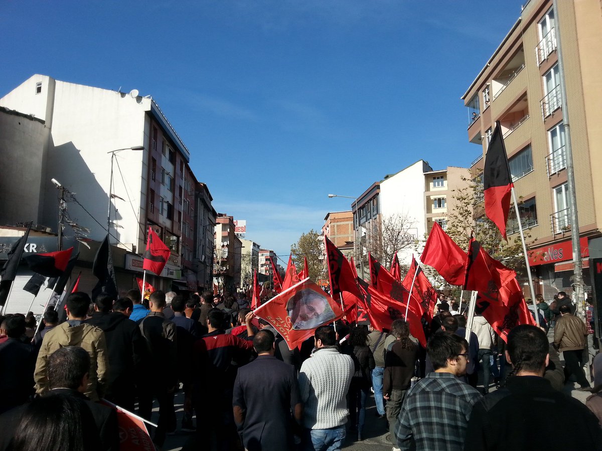 Gazi Mahallesinde Rojava'da hayatini kaybeden #AzizGuler cenazesi oncesi yuruyus basladi.