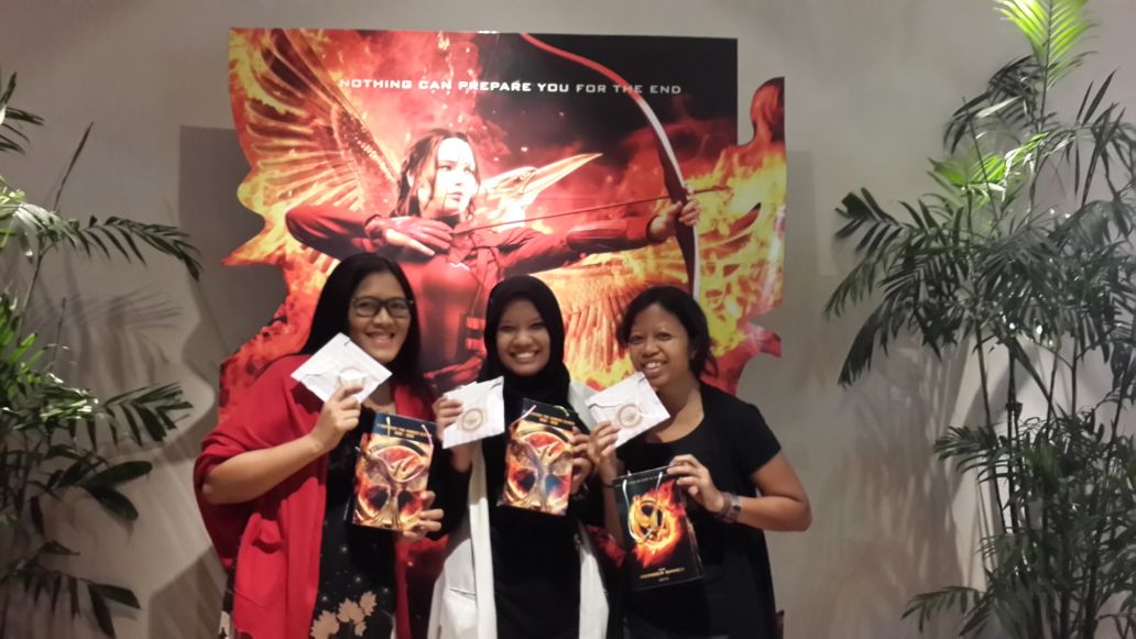 Habis nonton Mockingjay, foto2 bareng Katniss dulu hehehe. <a href="/RuryPiliang/">루리 필 리앙</a> <a href="/kaniaretno/">Kania</a>