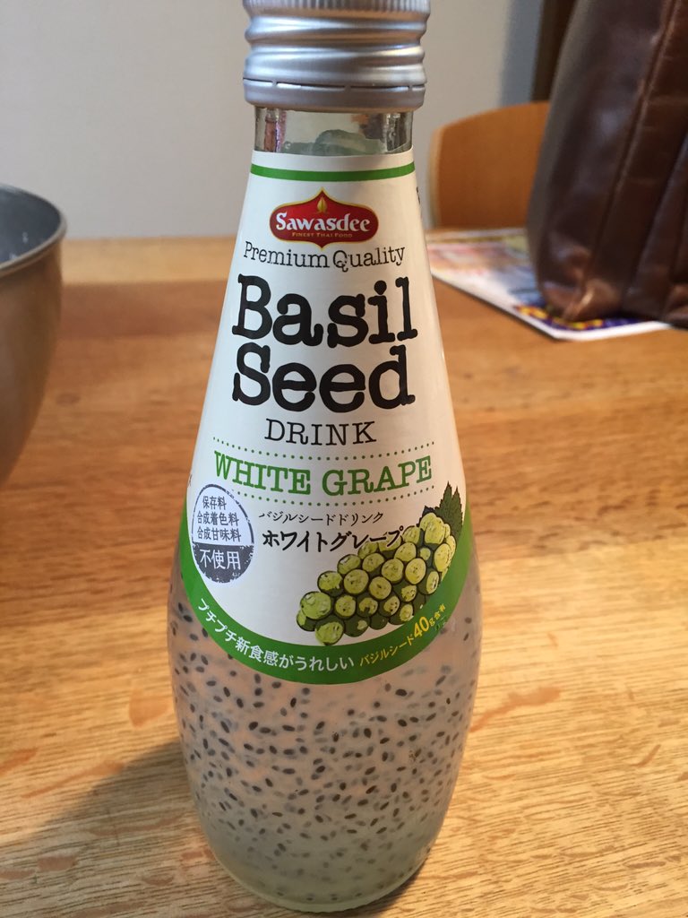 長山豊 昔から カエルの卵系のブツブツが苦手で このバジルシード入りのジュースもスーパーで見かけるたびに うわー と思いながらぞわぞわしていたのだけど でもなんか気になって 今日とうとう買ってしまった でも飲んでみたら意外とおいしかった