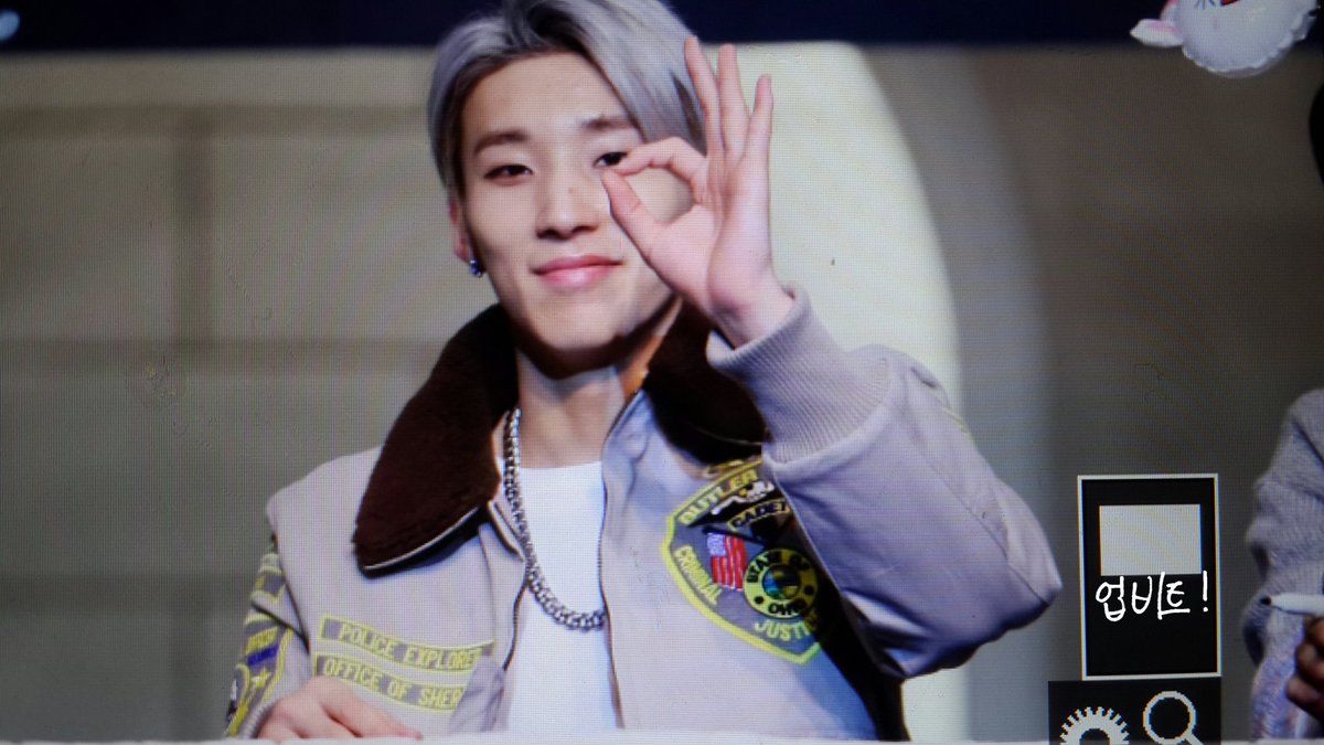 upbeat_950206's tweet photo. 20151122 잠실 팬사인회 #BAP #종업
@BAP_Jongup 하트 먹어라~💕👌 https://t.co/LWbC6Arp0J
